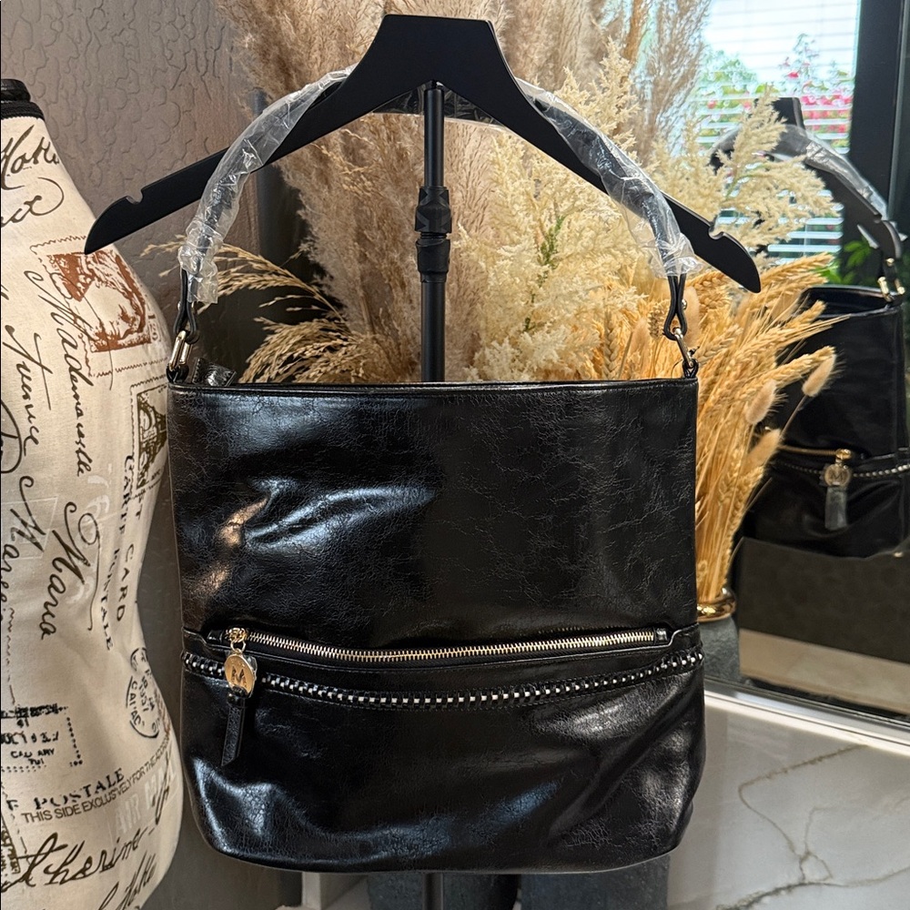 MIA K COLLECTION Chic Black Crossbody Bag with Gold Zipper Detail - Picture 4 of 11